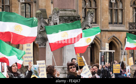 Londra, Regno Unito. 4 febbraio 2016. Gli esuli iraniani di prendere parte ad una manifestazione contro il ministro degli esteri iraniano che frequentano il siriano conferenza dei donatori. Credito: Ian Davidson/Alamy Live News Foto Stock