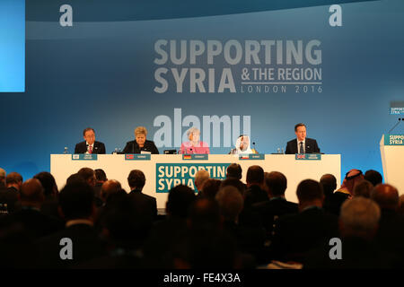 Londra, Regno Unito. 4 febbraio 2016. (L-R): il Segretario Generale delle Nazioni Unite Ban Ki-moon, Erna Solberg, primo ministro di Norvegia, Angela Merkel, Cancelliere della Germania, lo Sceicco Sabah IV Ahmad Al-Jaber Al-Sabah, l'emiro del Kuwait e David Cameron, il Primo Ministro britannico David Cameron co-host la plenaria di apertura al supporto di Siria e la regione conferenza a Londra, Gran Bretagna nel Febbraio 4, 2016. Il supporto di Siria e la regione conferenza ha avuto luogo a Londra il giovedì. Credito: Xinhua/Alamy Live News Foto Stock