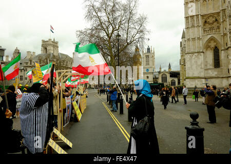 4° febbraio 2016. Gli esuli iraniani di prendere parte ad un rally organizzato dal Consiglio nazionale di resistenza dell'Iran protestare contro la partecipazione di Javad Zarif, il ministro degli esteri iraniano nel sostenere la Siria Conferenza, tenutasi a Londra. Credito: claire doherty/Alamy Live News Foto Stock