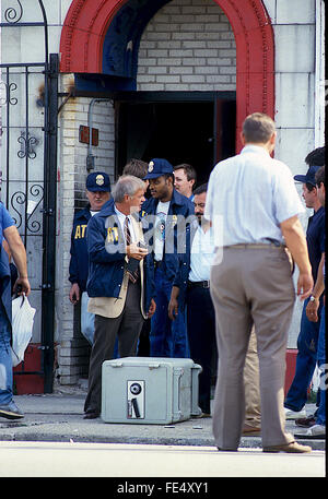 Chicago, Illinois, USA, 5 Agosto,1986 agenti federali lungo con Chicago il raid della polizia la sede edificio templare di El Rukn pista. Qui gli agenti FBI rimuovere un sicuro da all'interno dell'edificio. Il raid ha provocato la confisca di un arsenale, compreso il rocket launcher, granate e fucili automatici e pistole, denaro, il traffico di droga. L'inchiesta ha inoltre portato alla incriminazione di Jeff Fort e tre altre gang in ottobre con l accusa di aver complottato per ottenere denaro dal governo libico in cambio di una promessa di commettere il terrorismo. Credito: Mark Reinstein Foto Stock