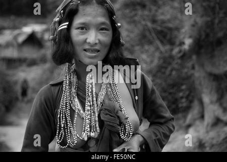 Lao Theung donne andare al lavoro nel nord del Laos, lei proviene da un groupe etnica Lao Theung sul nord del Laos vicino alla Cina Foto Stock