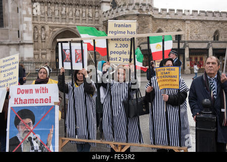 Londra, Regno Unito. 4 febbraio 2016. Le donne iraniane protesta contro la visita del ministro degli esteri iraniano per la Siria conferenza dei paesi donatori. Credito: Ian Davidson/Alamy Live News Foto Stock