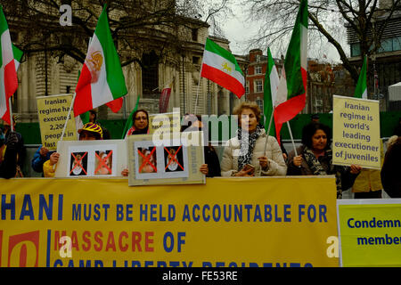 4° febbraio 2016. Gli esuli iraniani di prendere parte ad un rally organizzato dal Consiglio nazionale di resistenza dell'Iran protestare contro la partecipazione di Javad Zarif, il ministro degli esteri iraniano nel sostenere la Siria Conferenza, tenutasi a Londra. Credito: claire doherty/Alamy Live News Foto Stock