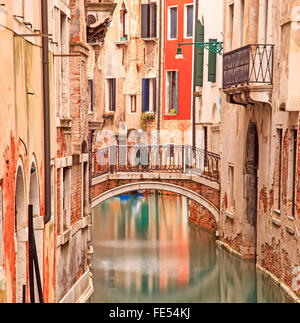 Venezia, ponte sul canale d'acqua e architettura tradizionale in una lunga esposizione fotografia. Foto Stock