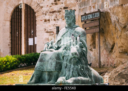 Statua di re di Castiglia e León Sancho IV brave (Sancho IV el Bravo) vicino al Castello di Guzmán El Bueno, Tarifa, Spagna, Europa Foto Stock