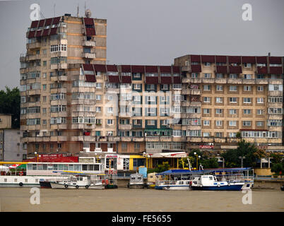 L'Europa, Romania, Tulcea, apartmentbuildings al waterfront del fiume Danubio. Foto Stock