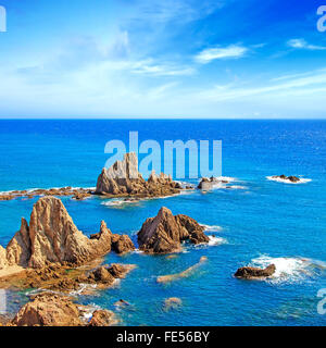 Cliff rocce e oceano vicino a Carboneras paesaggio costiero. Cabo de Gata Nijar Park, Andalusia più grande area protetta. Foto Stock