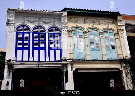 La città di Phuket, Tailandia: tipico del XIX secolo negozio Cino-portoghese fodera case la strada a Krabi town Historic District Foto Stock
