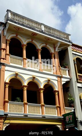 La città di Phuket, Tailandia: finemente restaurata tardo XIX secolo Cino-portoghese negozio Casa in Krabi Road quartiere storico Foto Stock