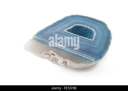 Sezione di un bianco e blu geode in sfondo bianco Foto Stock