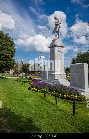 Un memoriale di guerra con un ​statue in Barrie Ontario. Foto Stock