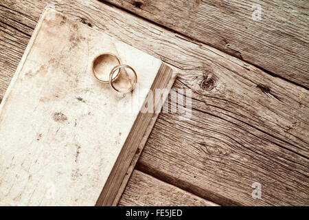 Due golden gli anelli di nozze sul vecchio libro Foto Stock