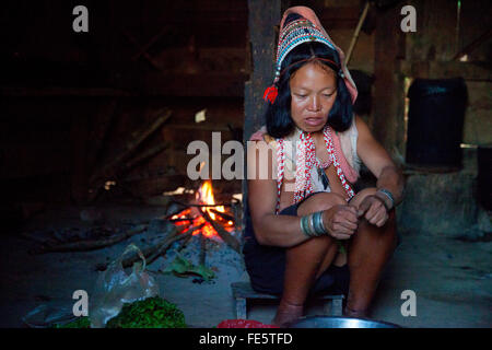 Laos la gente , nel nord del Laos , ethnie lao Theung. donne, preparare il cibo. Si tratta di un reportage sul lao Theung la gente su un nord Laos Foto Stock