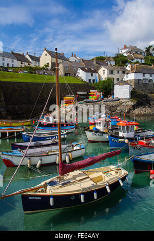 Un Cornish villaggio di pescatori e porto pieno di barche da pesca e da diporto su un soleggiato,giorno d'estate. Foto Stock