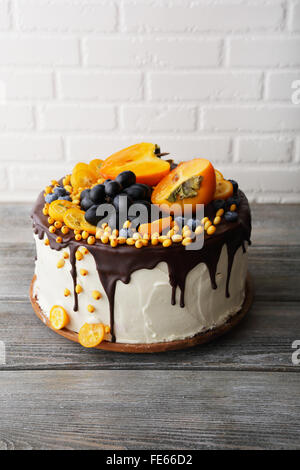 Torta con frutti autunnali sulla parte superiore, cibo Foto Stock