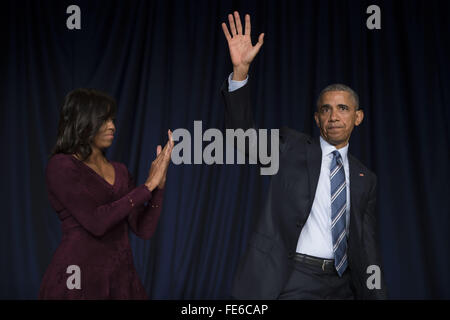 Washington, Distretto di Columbia, Stati Uniti d'America. 4 febbraio, 2016. Il Presidente degli Stati Uniti Barack Obama riceve una standing ovation dalla first lady Michelle Obama, sinistra, durante il National Prayer Breakfast a Washington, DC, Stati Uniti d'America, 03 febbraio 2016. Per 63 anni il National Prayer Breakfast ha dato presidenti la possibilità di riunirsi con i membri del congresso e di cristiani evangelici a pregare e a parlare del ruolo della preghiera nella propria vita.Credit: Shawn Thew/Piscina via CNP Credito: Shawn Thew/CNP/ZUMA filo/Alamy Live News Foto Stock