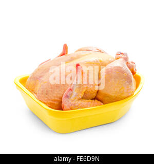 Pollo nutrito con mais in giallo il confezionamento di vassoio su sfondo bianco Foto Stock
