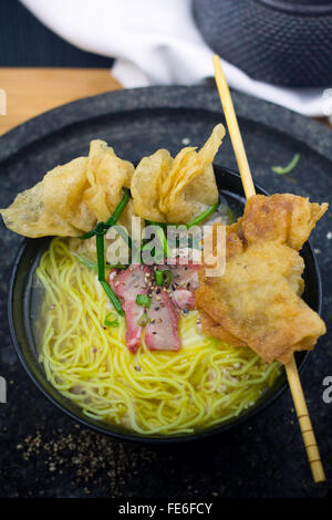 Cinese tradizionale profondo fritto gnocco WonTon Zuppa noodle soup, tagliatelle istante, antipasto, motorino di avviamento, zuppa giapponese, Viet cibo Foto Stock