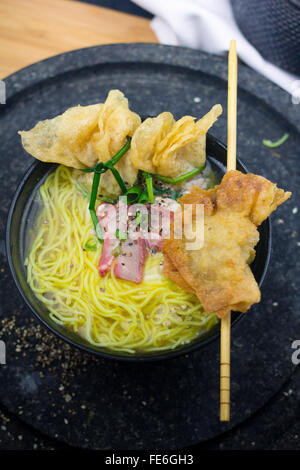 Cinese tradizionale profondo fritto gnocco WonTon Zuppa noodle soup, tagliatelle istante, antipasto, motorino di avviamento, zuppa giapponese, Viet cibo Foto Stock