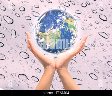 Mano umana tenendo pianeta Terra. Gli elementi di questa immagine sono arredate dalla NASA Foto Stock