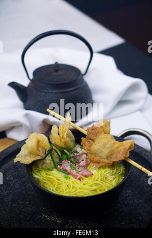 Cinese tradizionale profondo fritto gnocco WonTon Zuppa noodle soup, tagliatelle istante, antipasto, motorino di avviamento, zuppa giapponese, Viet cibo