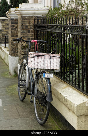 Noleggio incatenati contro le ringhiere in una strada in London W10 Foto Stock