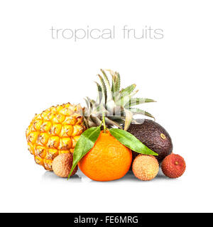 Di piccole dimensioni con ananas avocado, litchi e mandarino isolato su bianco, close up Foto Stock