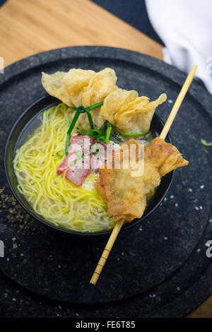 Cinese tradizionale profondo fritto gnocco WonTon Zuppa noodle soup, tagliatelle istante, antipasto, motorino di avviamento, zuppa giapponese, Viet cibo Foto Stock