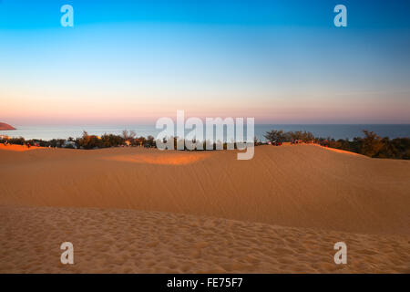 Dune di sabbia rossa in Mui ne al tramonto, Vietnam Foto Stock