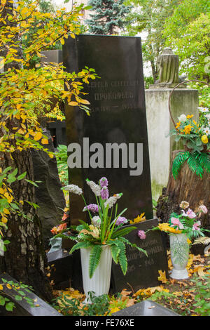Tomba del compositore sovietico Sergei Prokofiev (1891-1953) nel cimitero di Novodevichy, Mosca, Russia Foto Stock