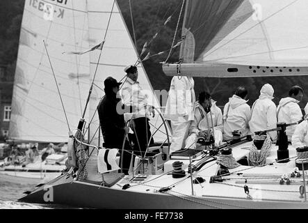 AJAXNETPHOTO. Agosto, 1985. COWES, Inghilterra, - DUKE IN MARE - S.A.R. il Principe Filippo del Duca di Edimburgo IN STERNSHEETS DI OWEN AISHER'S YEOMAN VENTISEI ALL'INIZIO DELLA BRITANNIA Cup gara. Foto;JONATHAN EASTLAND/AJAX REF:860308 27 Foto Stock