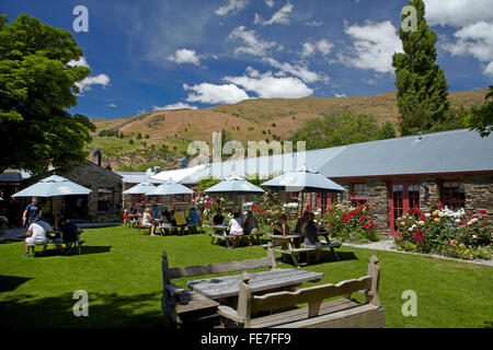 Diners al di fuori alla storica Cardrona Hotel, vicino a Wanaka, Isola del Sud, Nuova Zelanda Foto Stock