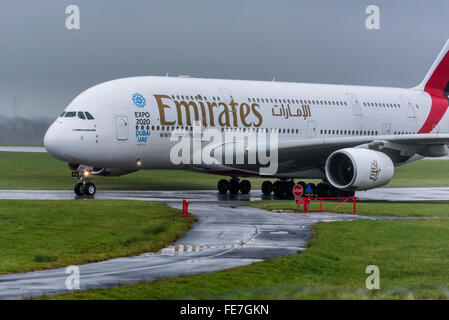 Emirates Airbus A380-800 sul bagnato a Manchester Airport. Foto Stock