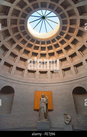 Hall di Apollo, scultura di Apollo con la cetra, a cupola, Glyptothek, Königsplatz, Monaco di Baviera, Baviera, Germania Foto Stock