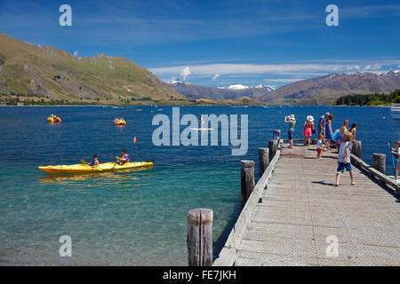 Il lago Wanaka waterfront in estate arriva a Wanaka, Otago, Isola del Sud, Nuova Zelanda Foto Stock