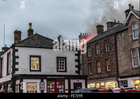 Appleby, Cumbria, Regno Unito. 4 febbraio 2016. I vigili del fuoco di affrontare un edificio sul fuoco nel mercato del centro della città. Appleby ha avuto la sua giusta quota di sfortuna recentemente inondata di quattro volte a partire dal mese di dicembre. L'edificio a tre piani è stato evacuato e nessuno è stato ferito, cinque motori da Appleby, Penrith, Kirkby Stephen e Carlisle erano presenti. Credito: PAOLO WITTERICK/Alamy Live News Foto Stock