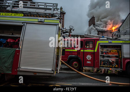 Appleby, Cumbria, Regno Unito. 4 febbraio 2016. I vigili del fuoco di affrontare un edificio sul fuoco nel mercato del centro della città. Appleby ha avuto la sua giusta quota di sfortuna recentemente inondata di quattro volte a partire dal mese di dicembre. L'edificio a tre piani è stato evacuato e nessuno è stato ferito, cinque motori da Appleby, Penrith, Kirkby Stephen e Carlisle erano presenti. Credito: PAOLO WITTERICK/Alamy Live News Foto Stock