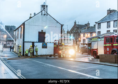 Appleby, Cumbria, Regno Unito. 4 febbraio 2016. I vigili del fuoco di affrontare un edificio sul fuoco nel mercato del centro della città. Appleby ha avuto la sua giusta quota di sfortuna recentemente inondata di quattro volte a partire dal mese di dicembre. L'edificio a tre piani è stato evacuato e nessuno è stato ferito, cinque motori da Appleby, Penrith, Kirkby Stephen e Carlisle erano presenti. Credito: PAOLO WITTERICK/Alamy Live News Foto Stock