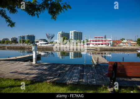 Marina Molo di Barrie Ontario con gita in barca e edifici di appartamenti in background​. Foto Stock