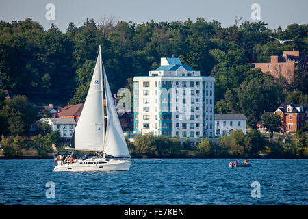 Barche a vela di piccole dimensioni su Kempenfelt Bay in Barrie, Ontario. Foto Stock