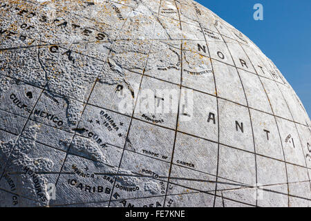 Durlston Country Park Globe primo piano, Swanage, Dorset, Inghilterra, Regno Unito Foto Stock