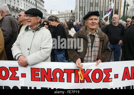 Atene, Grecia. 04 feb 2016. Anziani dimostra che la politica del governo greco concernente la riforma delle pensioni in PAME dimostrazione. © Dimitrios Karvountzis/Pacific Press/Alamy Live News Foto Stock