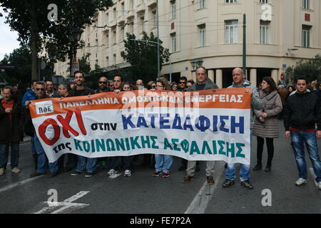 Atene, Grecia. 04 feb 2016. Massiccia manifestazione contro la pensione, tasse e assicurazione delle riforme politiche che il governo greco si desidera applicare, ha avuto luogo nel centro di Atene, in Grecia © Dimitrios Karvountzis/Pacific Press/Alamy Live News Foto Stock