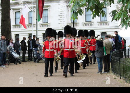 Londra - 13 giugno: British Royal coldstream guardie, la banda militare Buckingham palace il 24 giugno 2015 Foto Stock