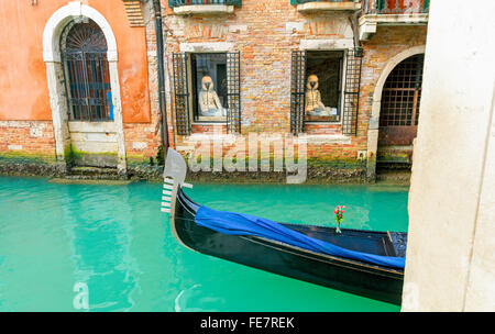 La punta di una gondola come vele passata alla vetrina di un negozio. Foto Stock