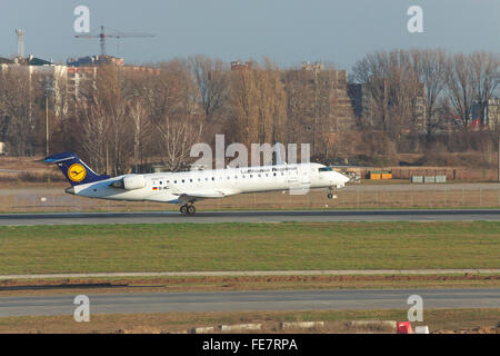 Borispol, Ucraina - 13 Novembre 2010: Lufthansa Bombardier CRJ700 jet regionale è l'atterraggio all'aeroporto Foto Stock