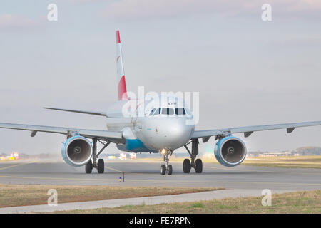 Borispol, Ucraina - 23 Ottobre 2011: Austrian Airways Airbus A320 è il rullaggio in pista Foto Stock