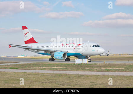 Borispol, Ucraina - 23 Ottobre 2011: Austrian Airways Airbus A320 è il rullaggio in pista Foto Stock