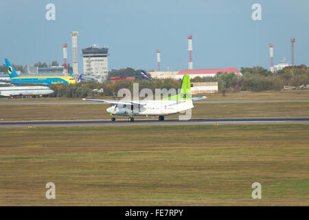 Borispol, Ucraina - 23 Ottobre 2011: Air Baltic Fokekr 50 di atterraggio sulla pista Foto Stock