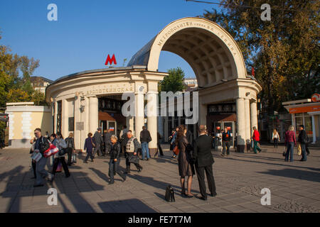 Ingresso Kropotkinskaya stazione metropolitana di fronte Cristo Salvatore cattedrale, Mosca, Russia Foto Stock